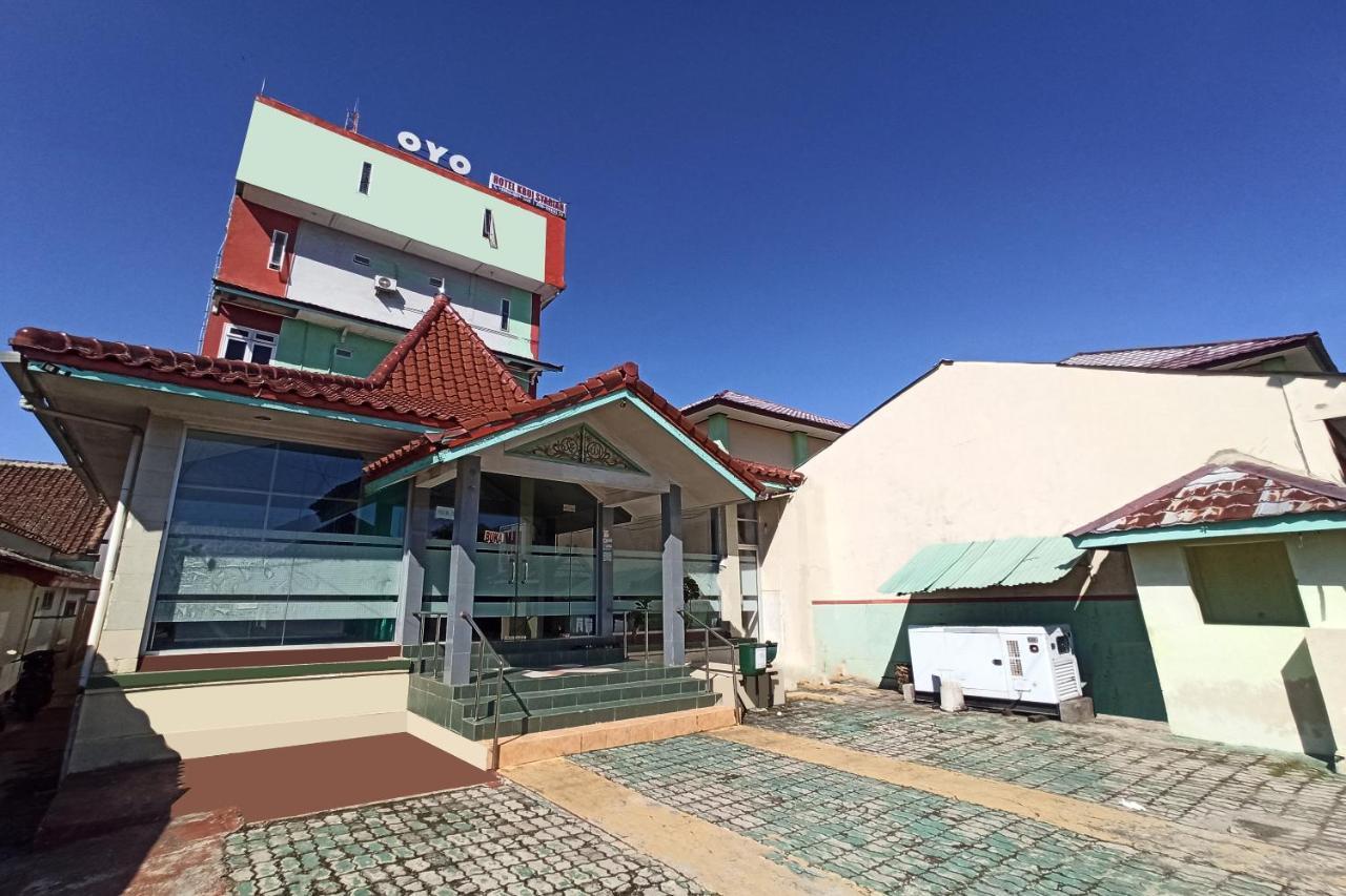 Oyo 2611 Hotel Krui Syariah Exterior foto